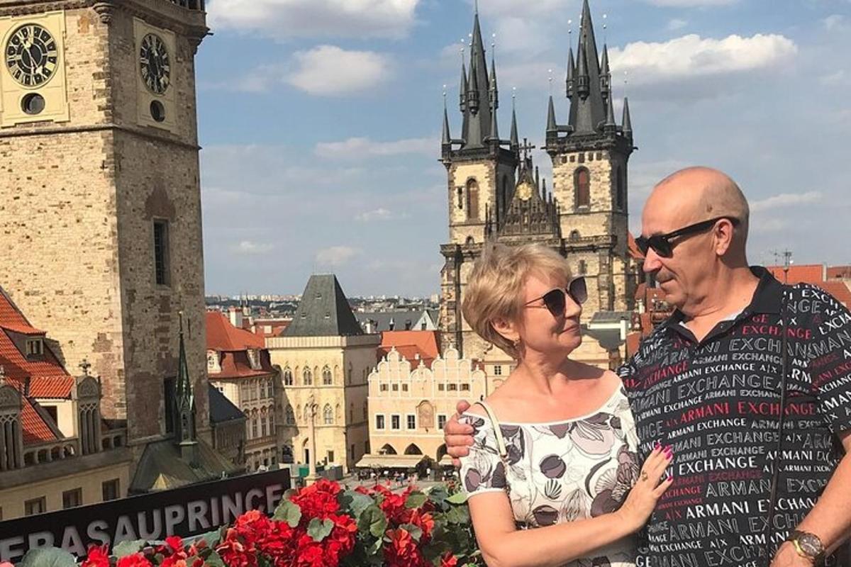 чоловік і жінка стоять перед містом