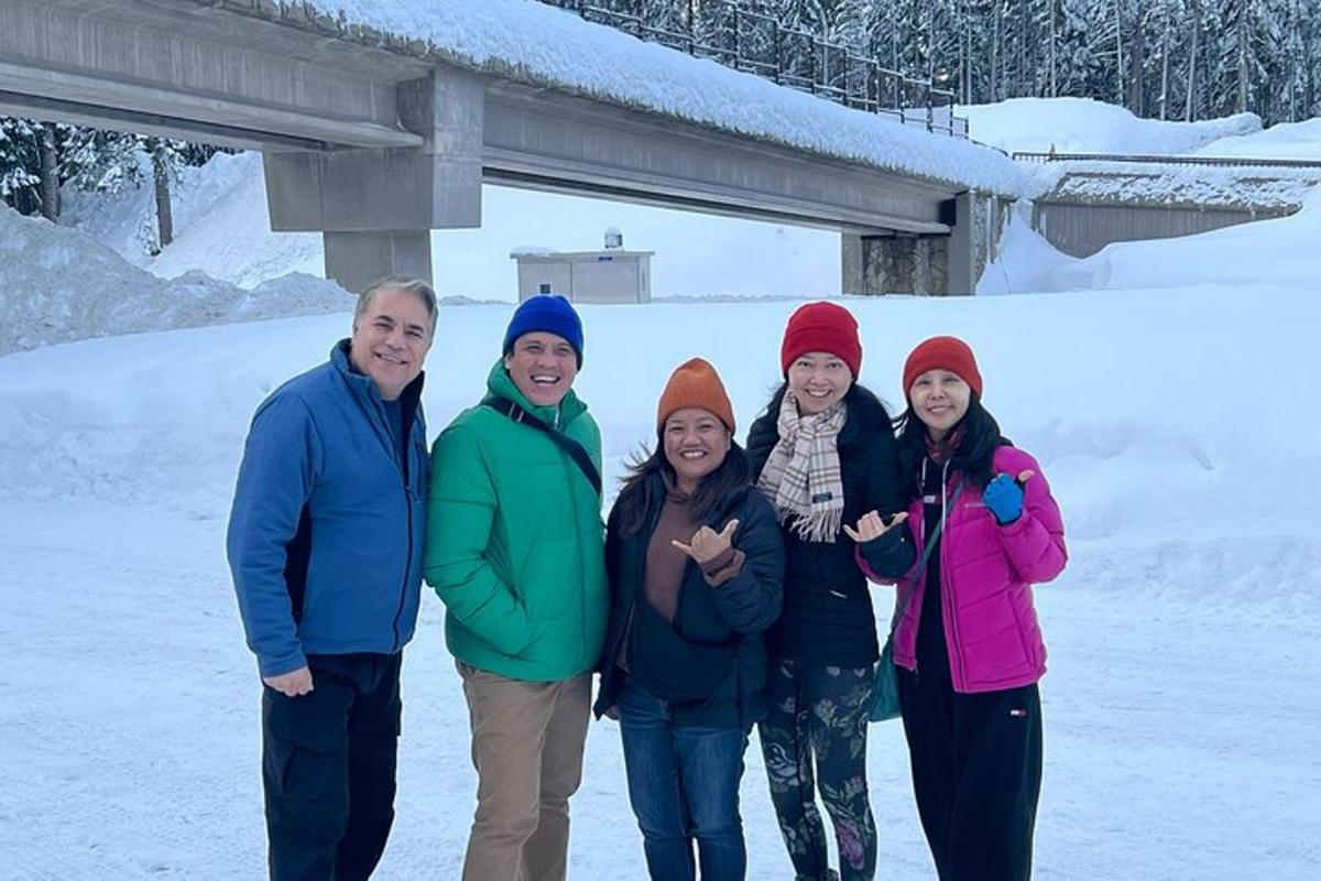 Un grupo de personas posando para una foto en la nieve.