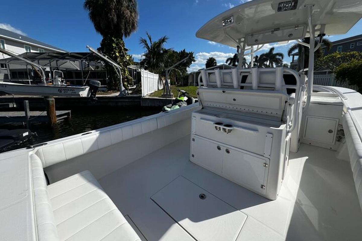 sebuah perahu putih diparkir di marina