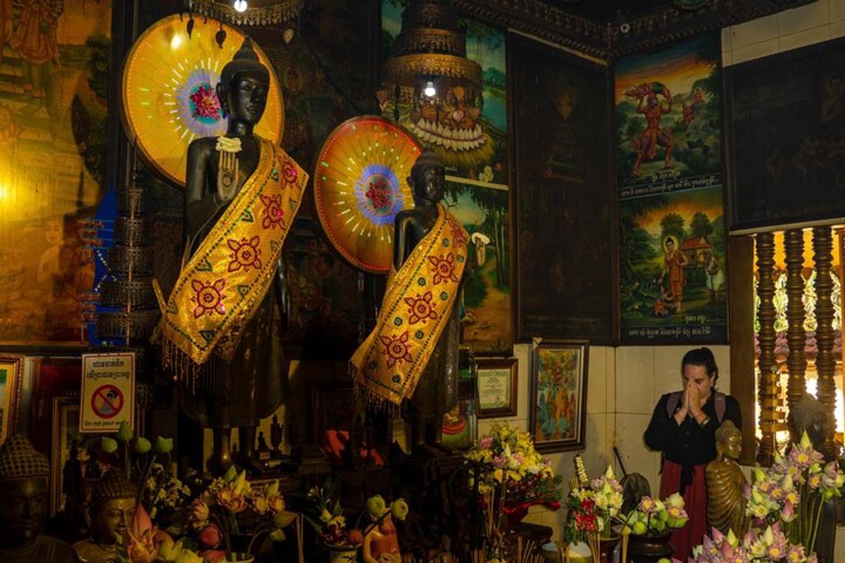 Una mujer parada en una habitación con algunas estatuas.