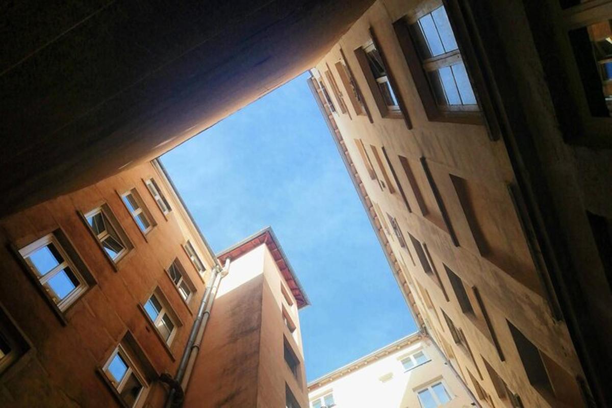 una vista del cielo da tra due edifici