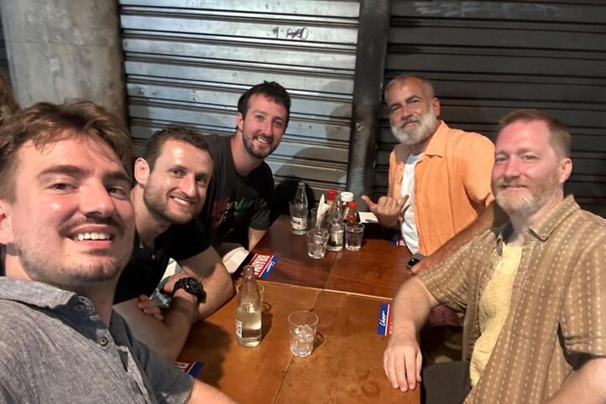 um grupo de homens sentados ao redor de uma mesa