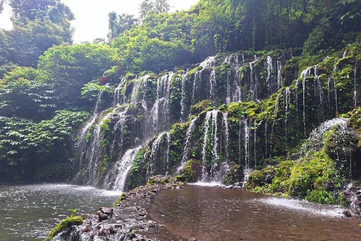 air terjun di tengah-tengah badan air