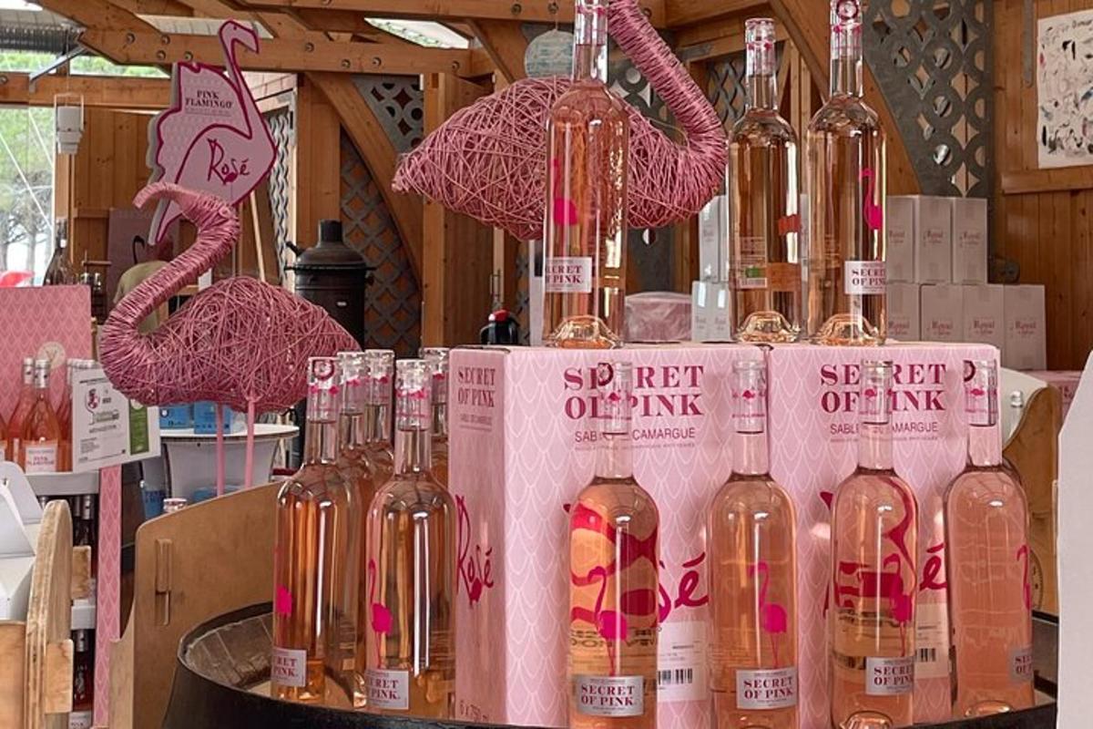 o expunere de sticle de vin pe o masă