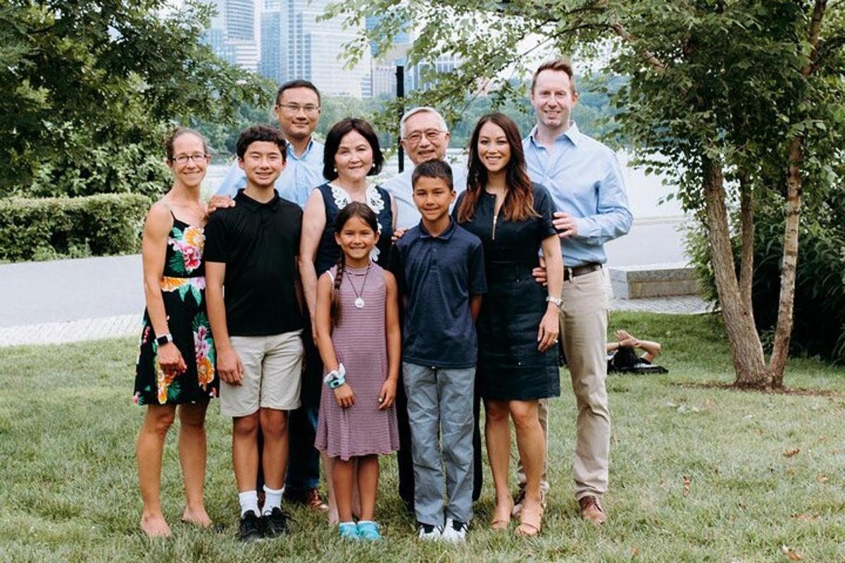 uma família posando para uma foto em um parque