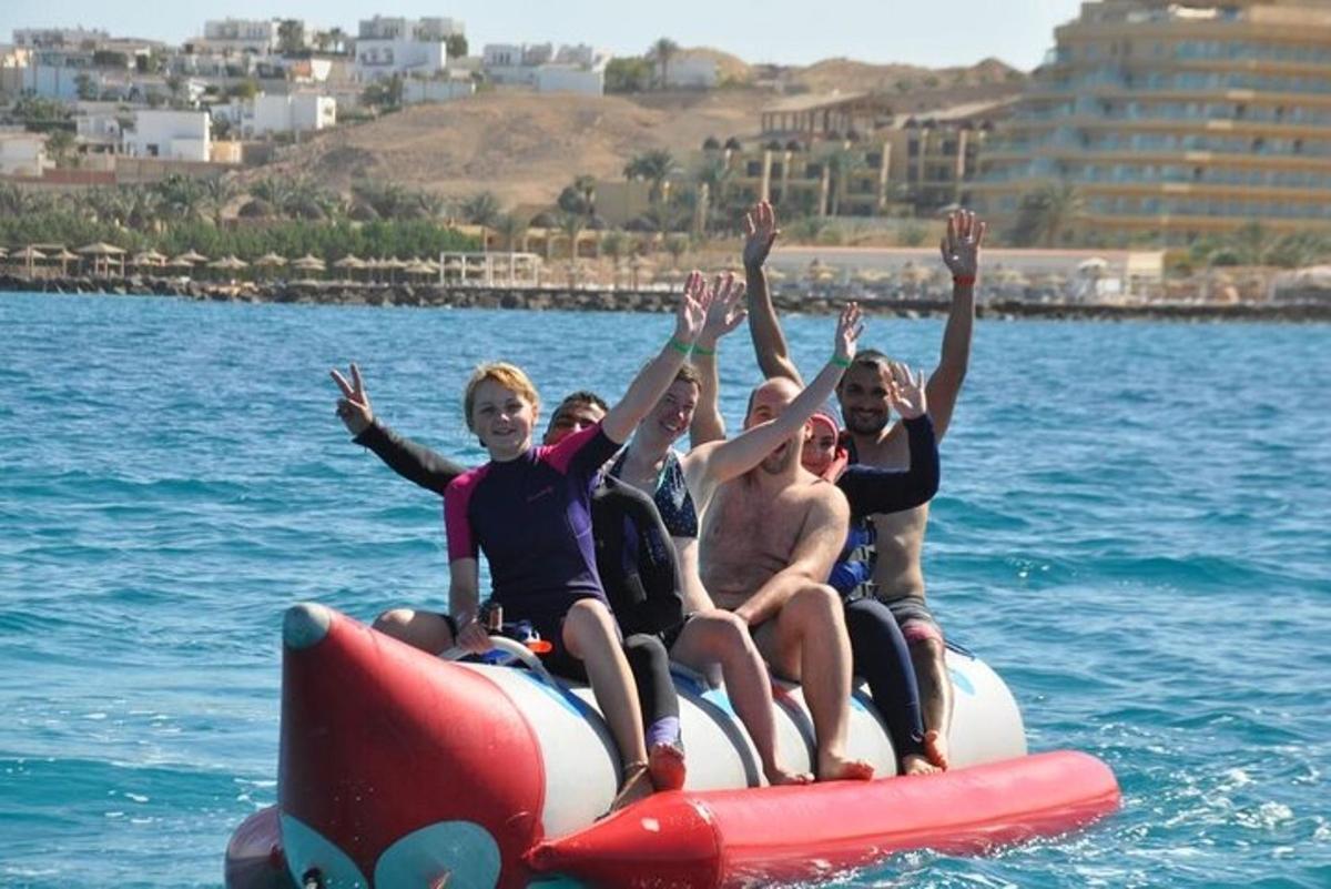 um grupo de pessoas andando de jet ski na água