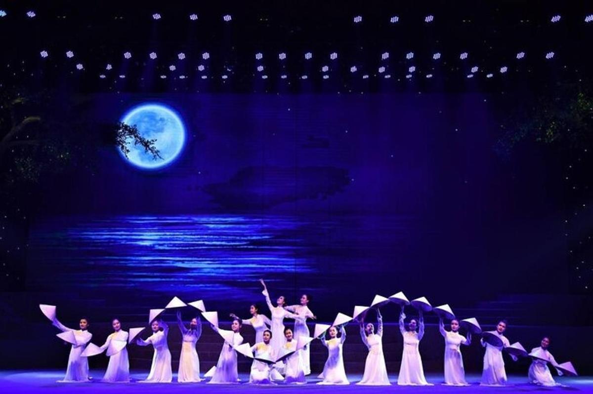 un grup de ballarins de ballet en un escenari amb la lluna