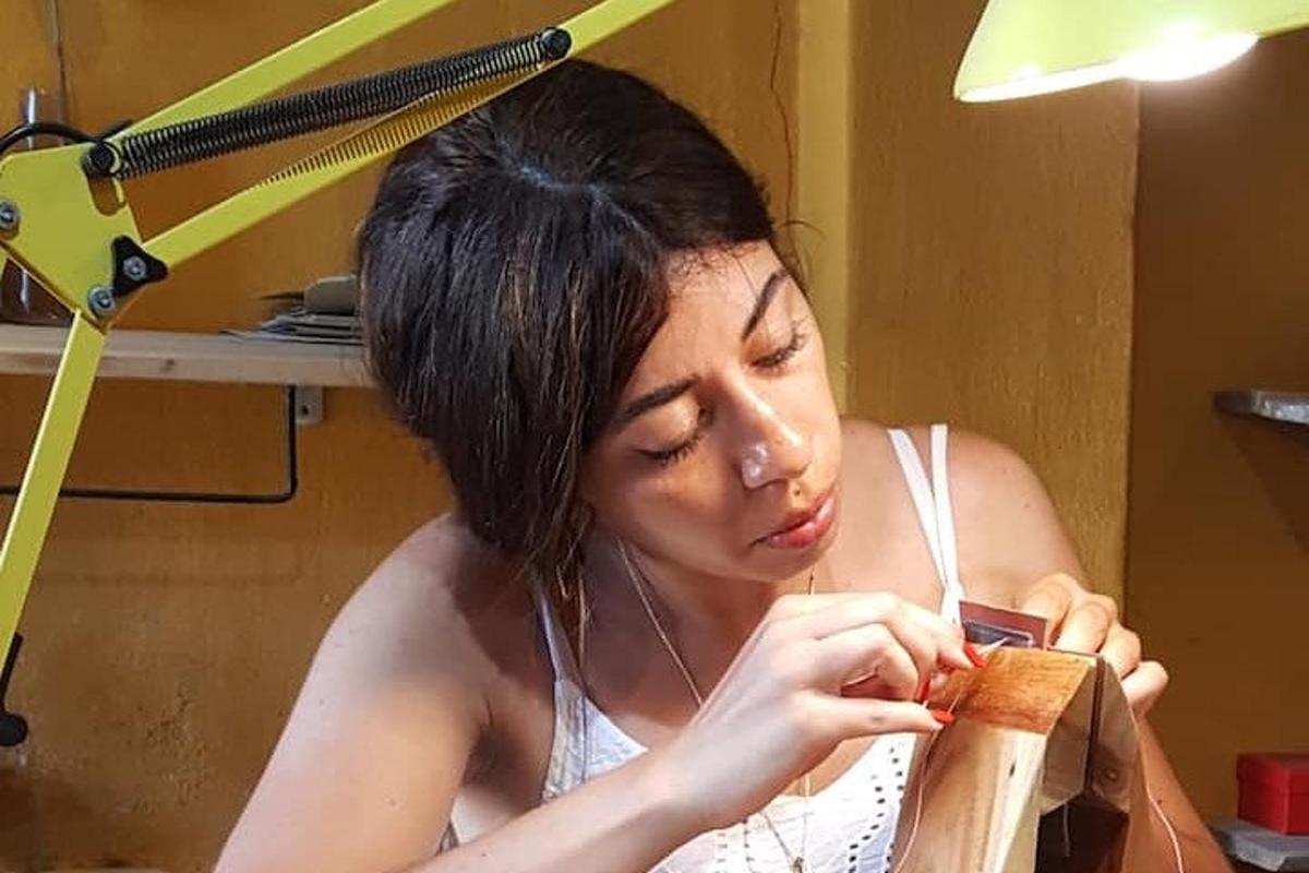 žena se dívá na svůj mobilní telefon