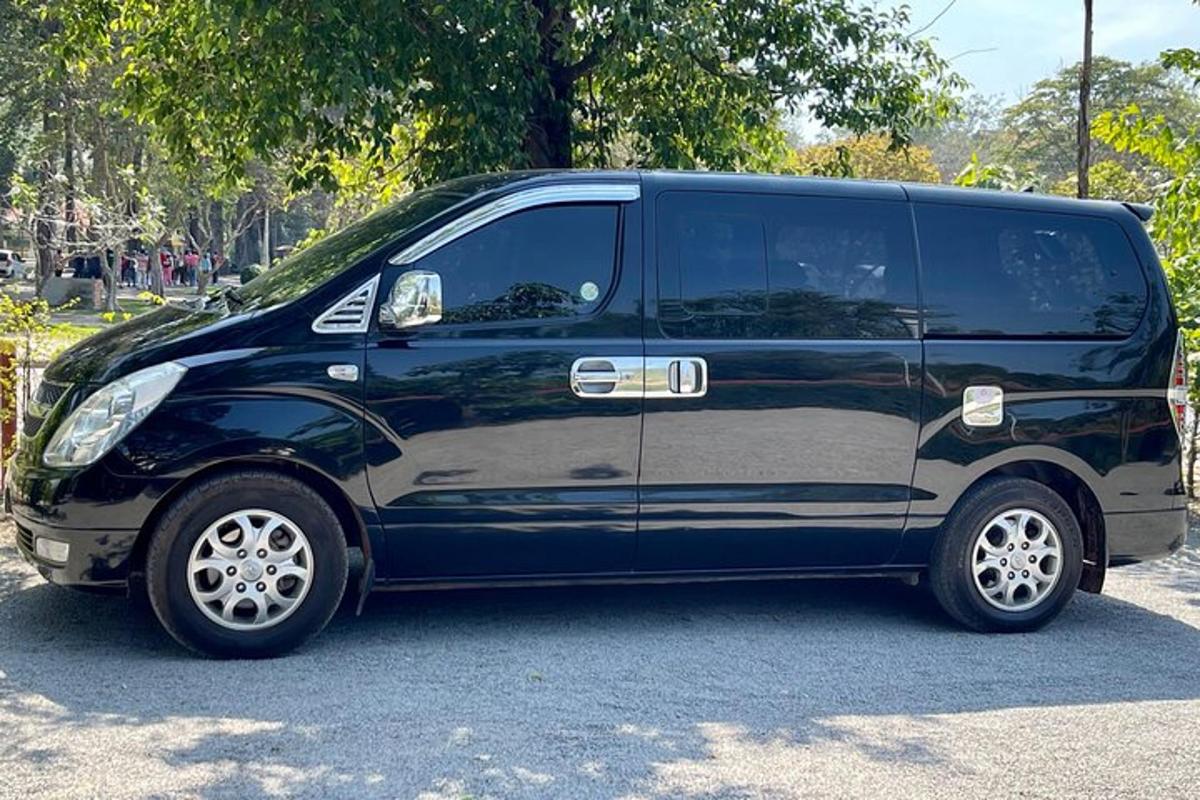 sebuah van hitam diletakkan di tempat letak kereta