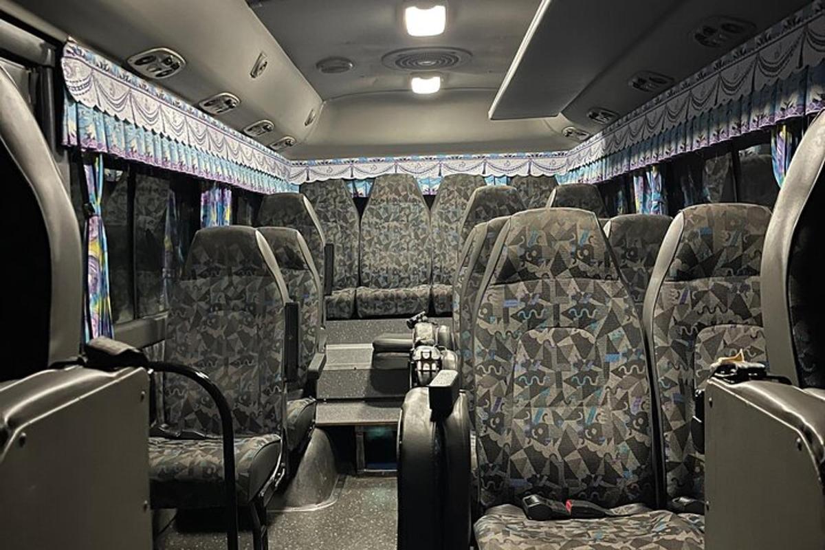 sebuah kereta api kosong dengan tempat duduk kosong di dalam bas