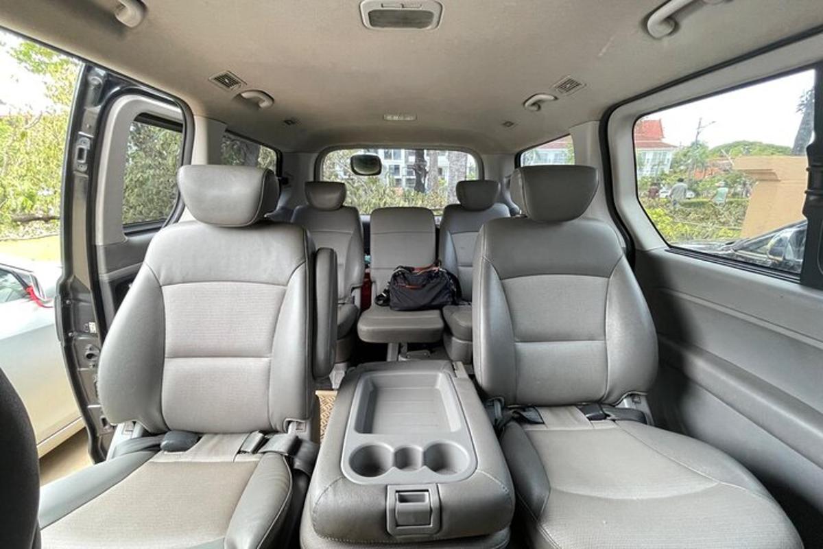 pemandangan tempat duduk belakang sebuah minivan