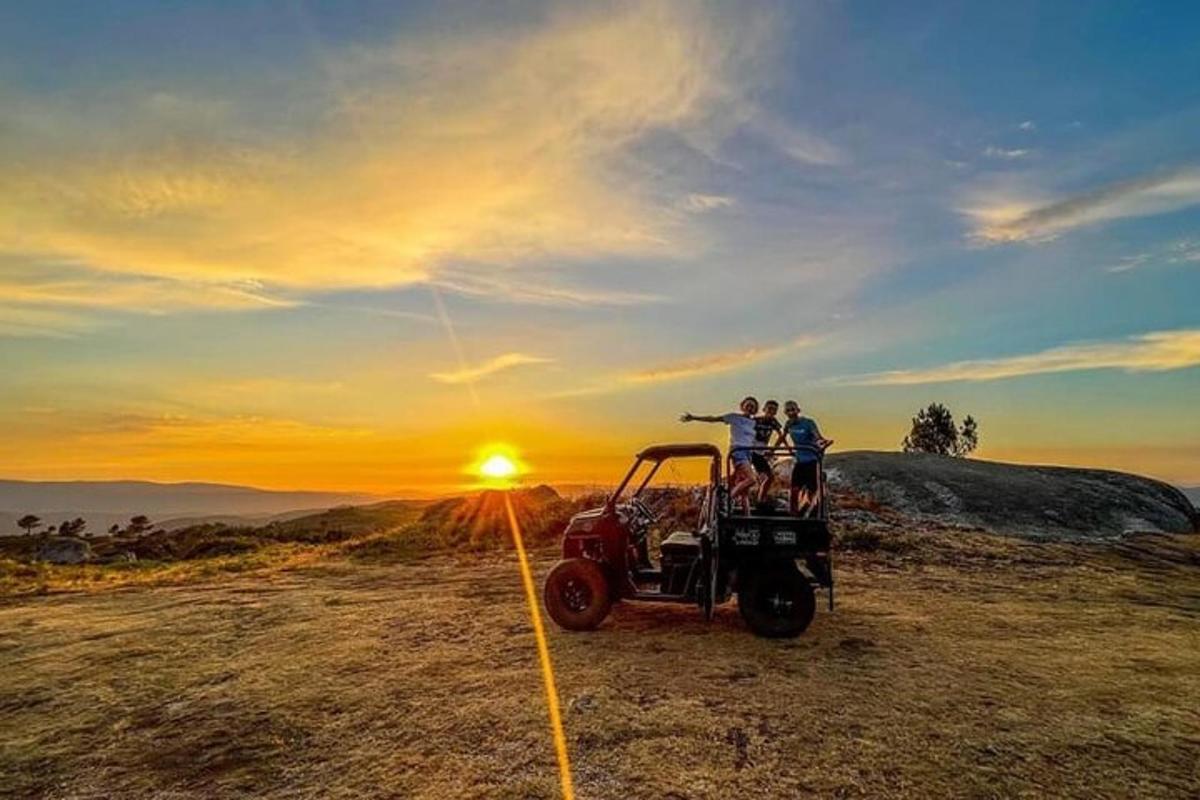 skupina ljudi, ki stojijo na golfskem vozičku ob sončnem zahodu