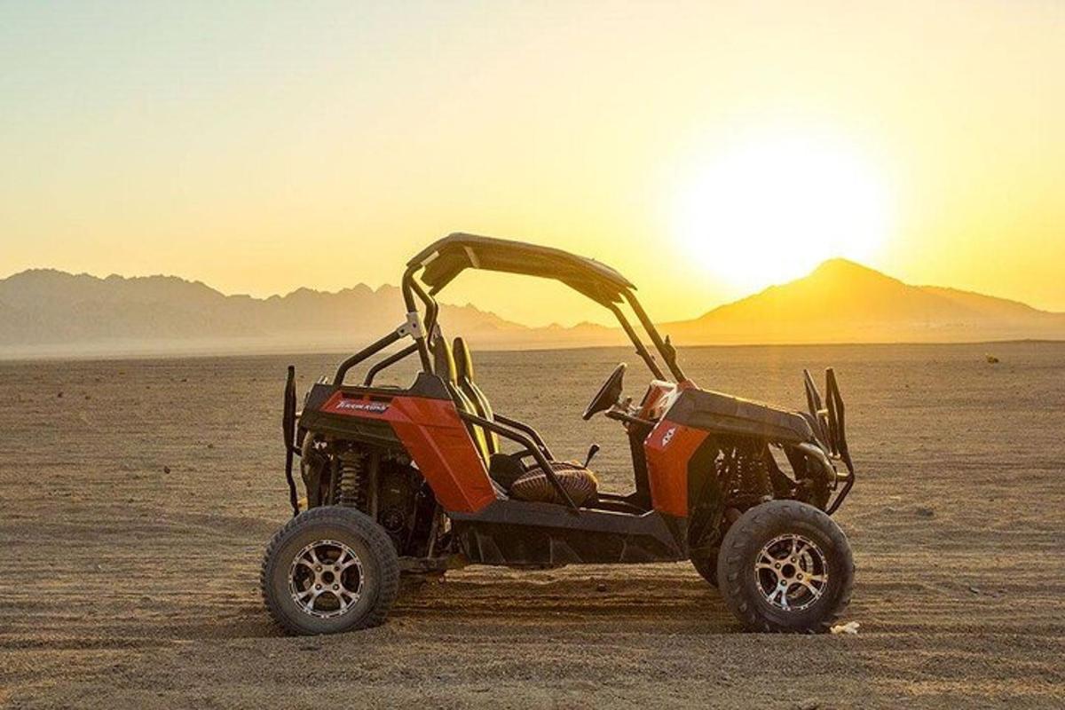 um pequeno quadriciclo estacionado no deserto