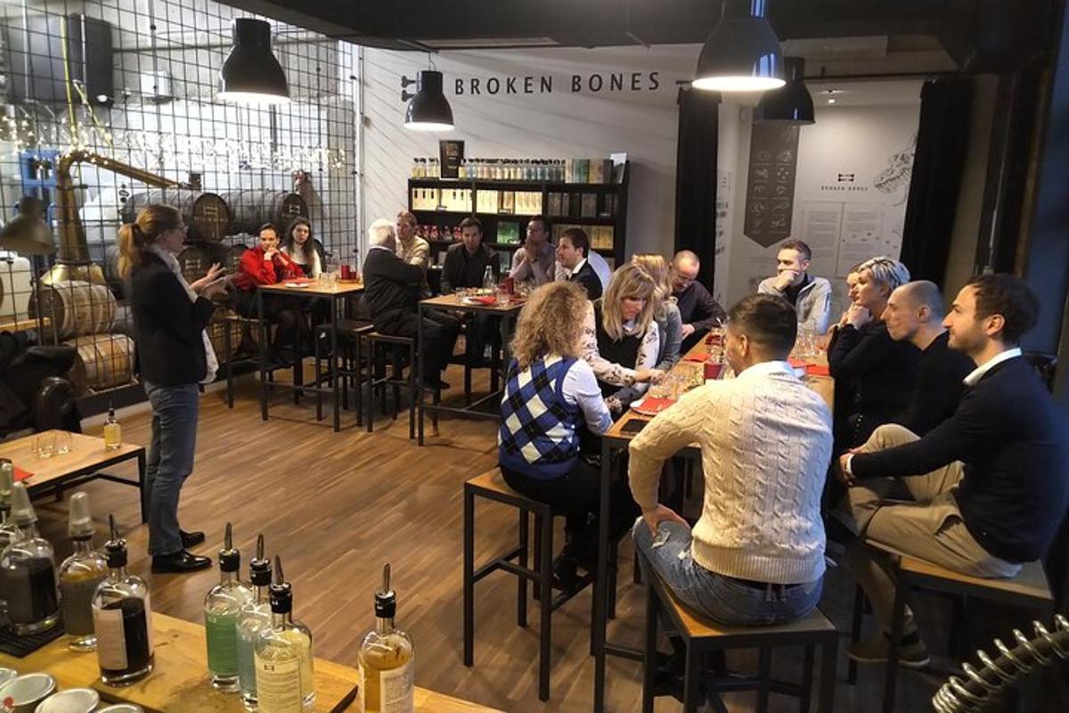 grupp inimesi, kes istuvad restoranis laudade taga