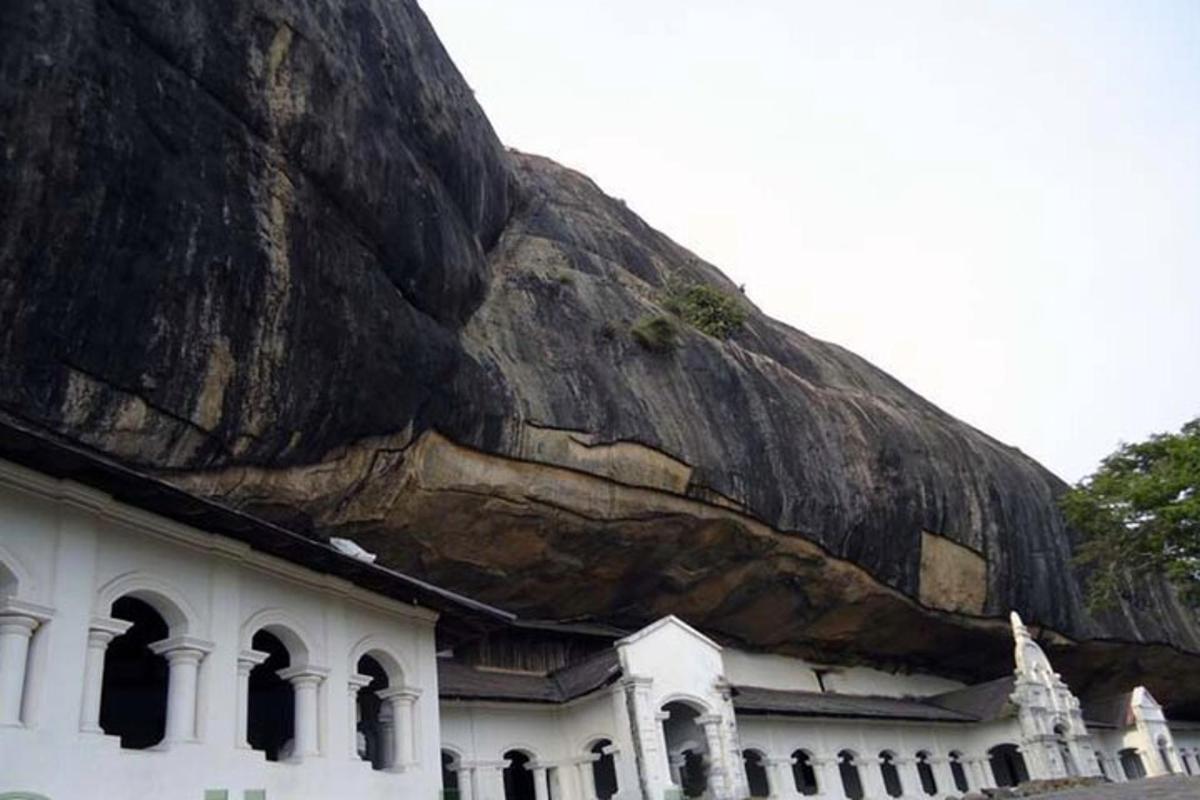sebuah bangunan di sebelah gunung yang besar
