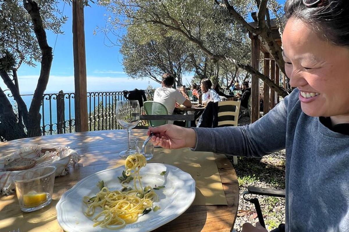una mujer sentada en una mesa con un plato de comida