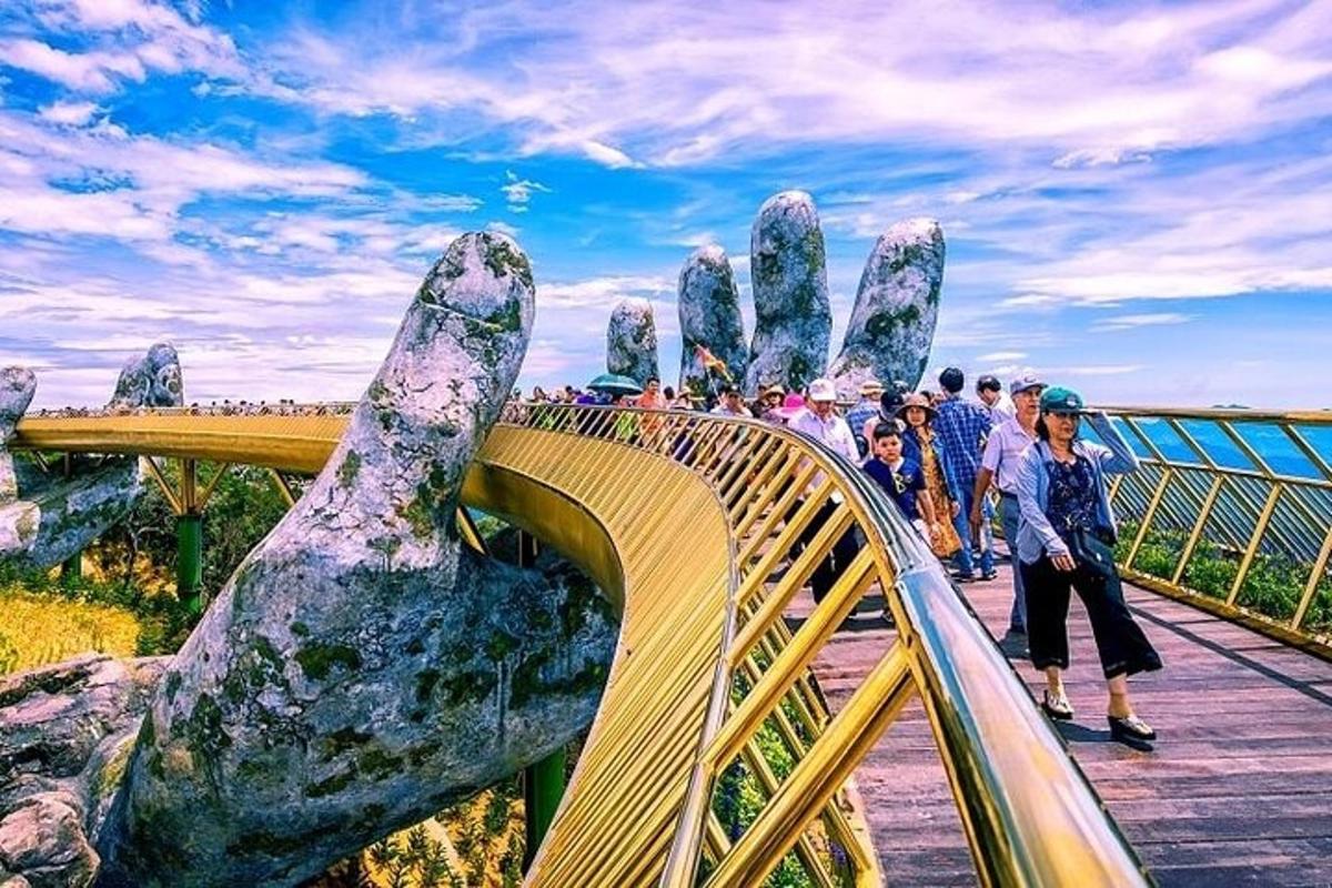 un grup de oameni mergând pe un pod cu o mână mare întinsă