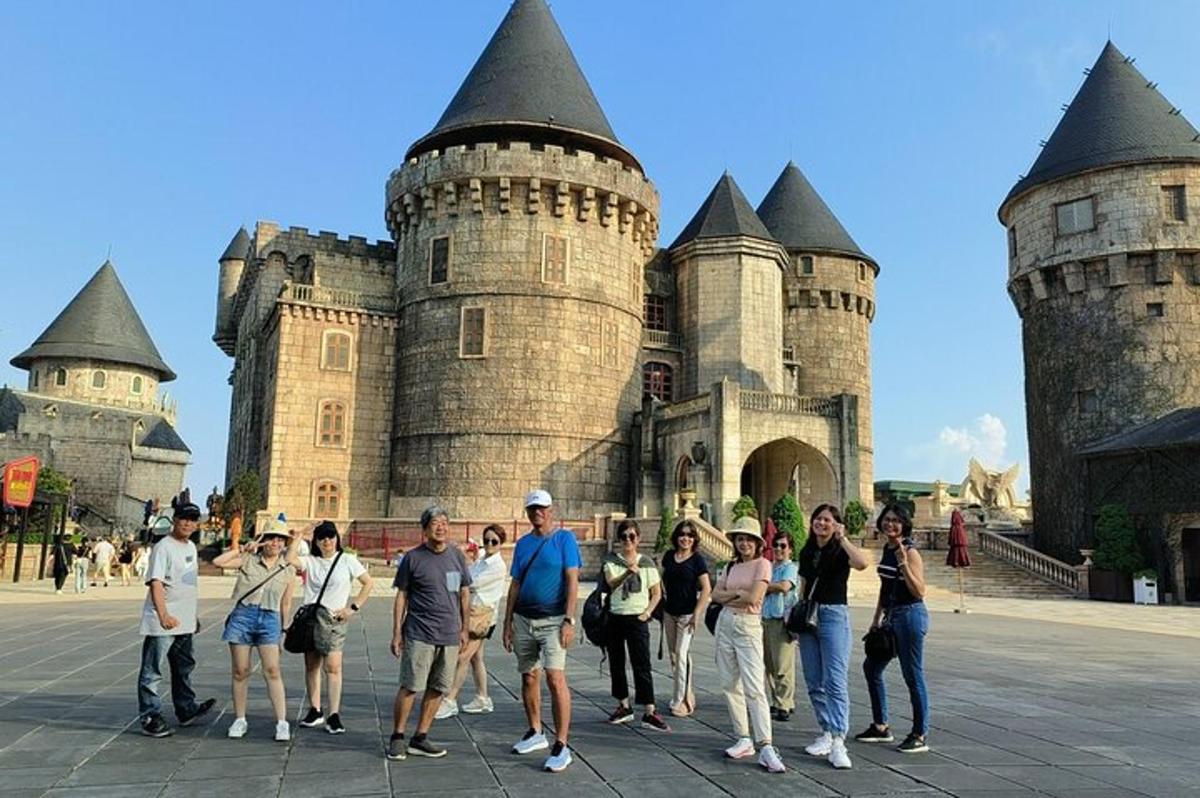 un grup de oameni care stau în fața unui castel
