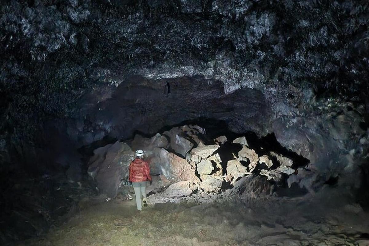 una persona caminant per una cova fosca