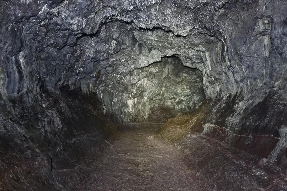 pimeä luola, jonka keskellä on tunneli