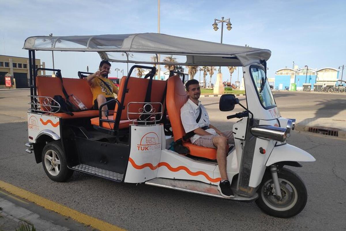 isang lalaki at babae na nakasakay sa isang golf cart