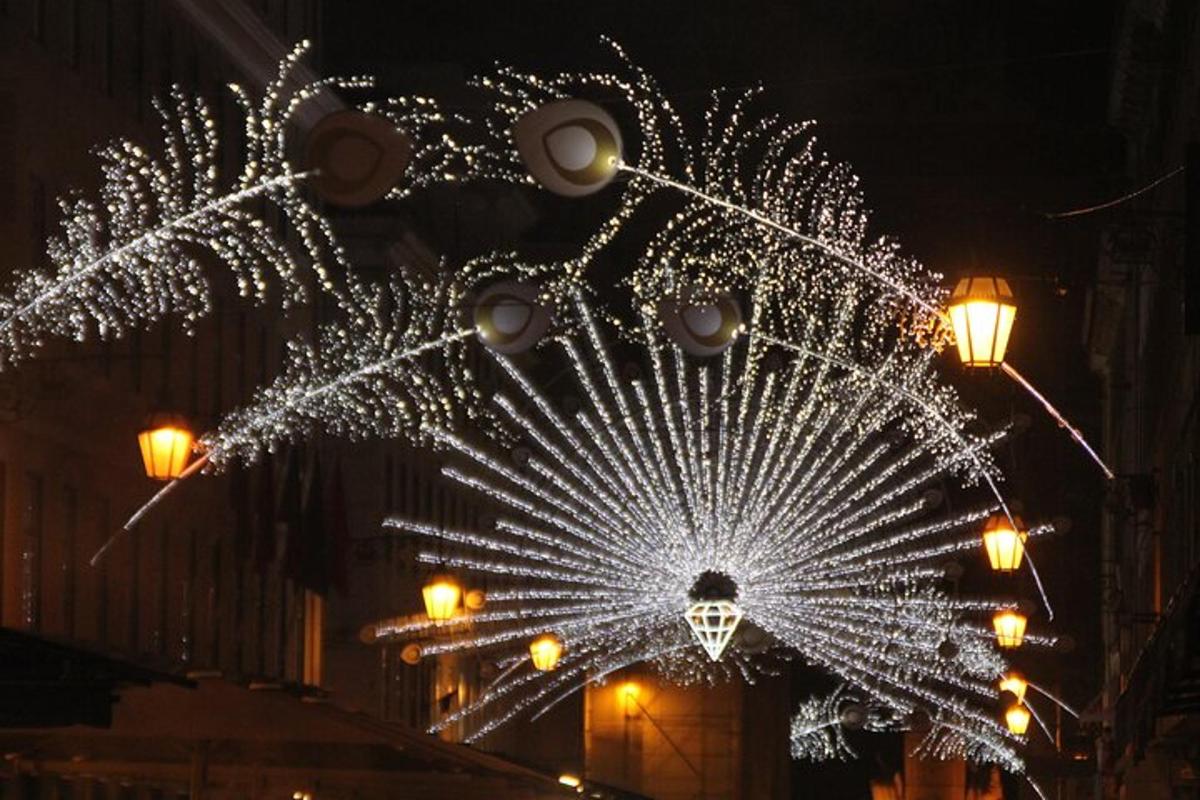 o decorațiune cu lumini de Crăciun pe o stradă a orașului noaptea