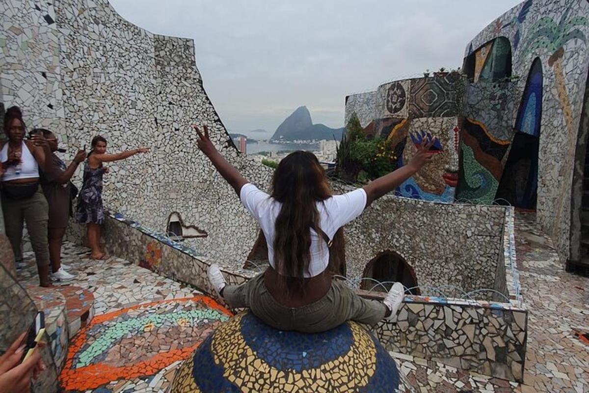 uma mulher sentada em um muro com os braços estendidos