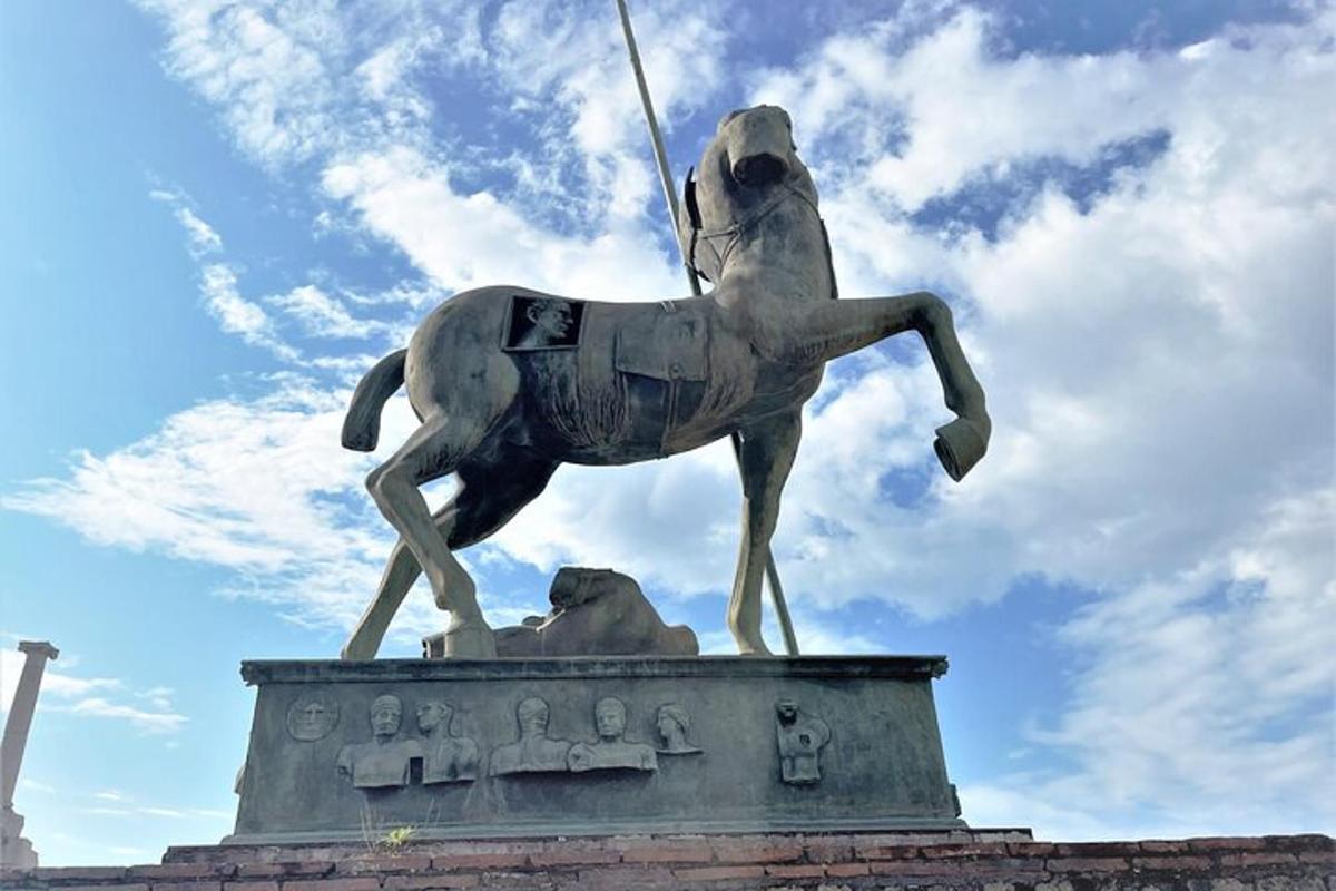 zirga statuja ēkas jumtā