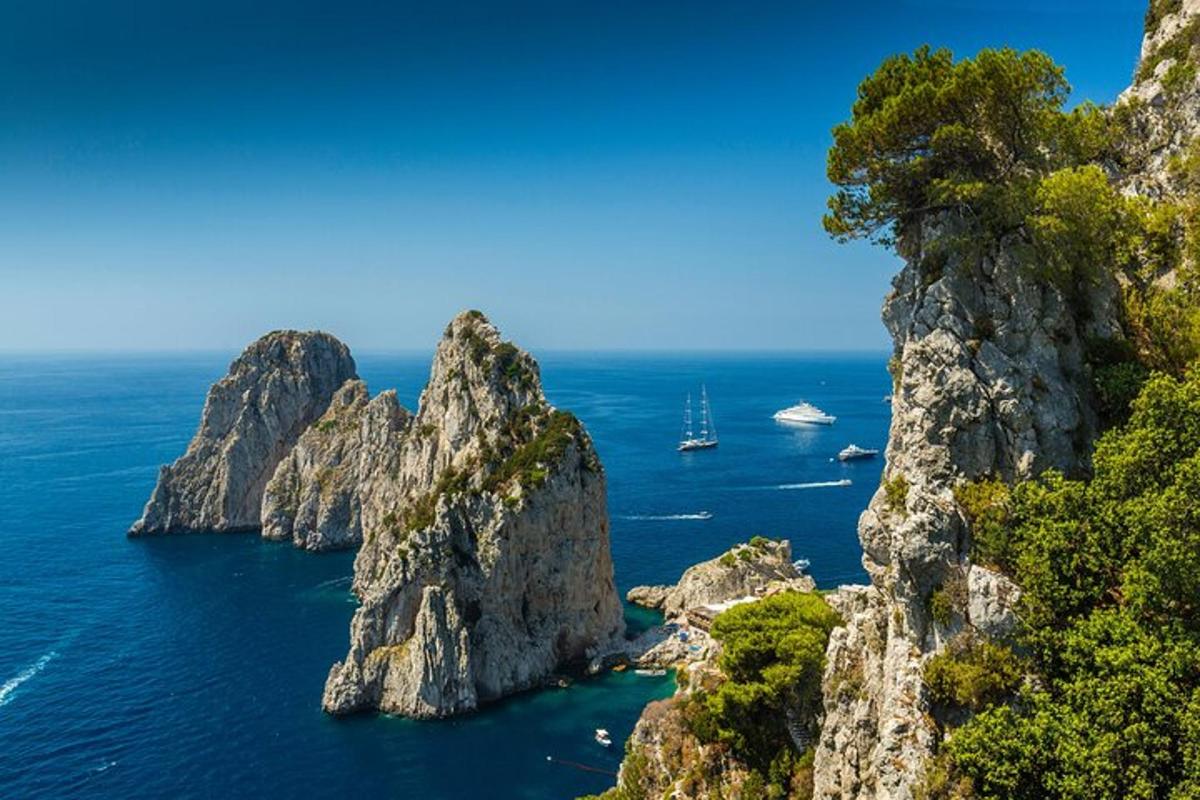 una vista dell'oceano da una scogliera con una barca