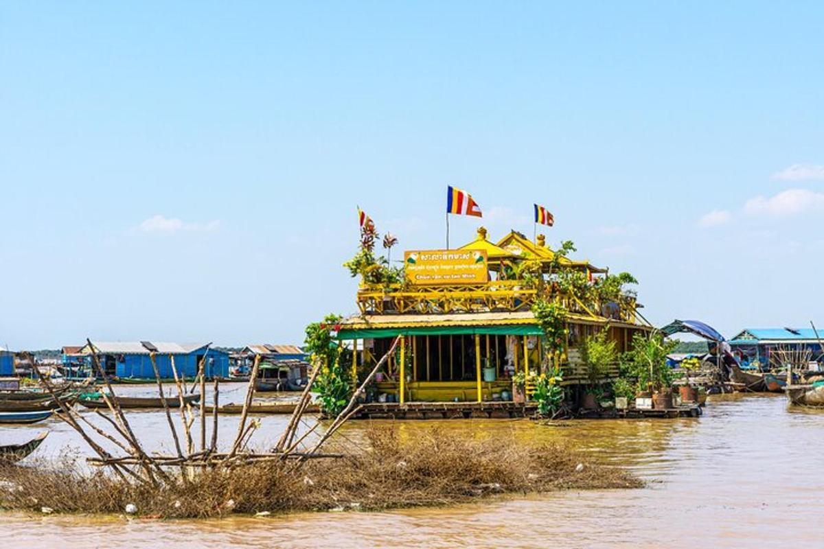 sebuah rumah di atas air dengan bendera di atasnya
