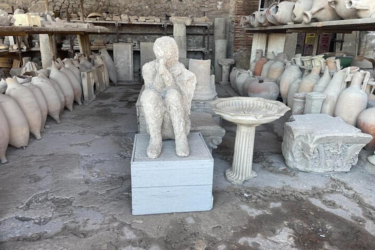 o statuie a unui urs așezat pe un piedestal într-o cameră cu vaze
