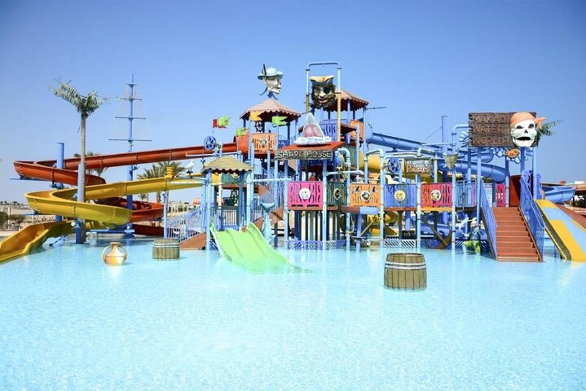 un parque acuático con un tobogán en el agua