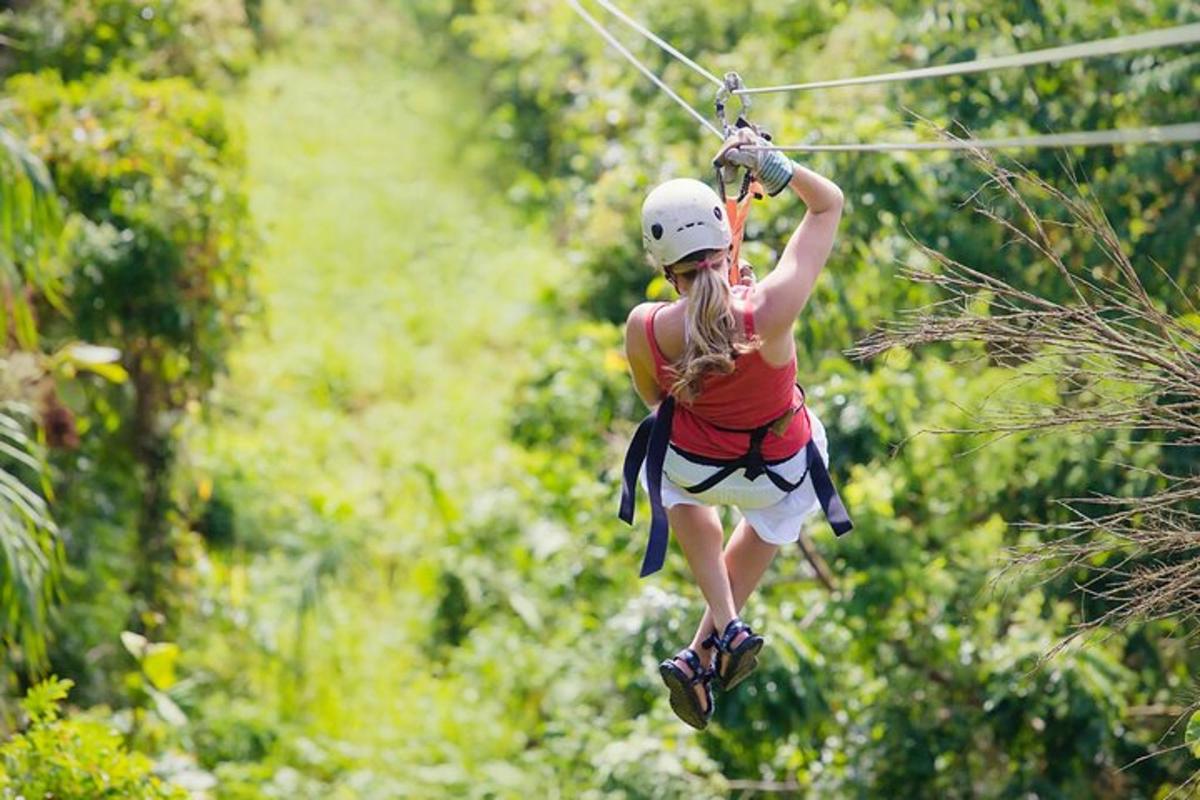 seorang wanita terbang di udara dengan zip line