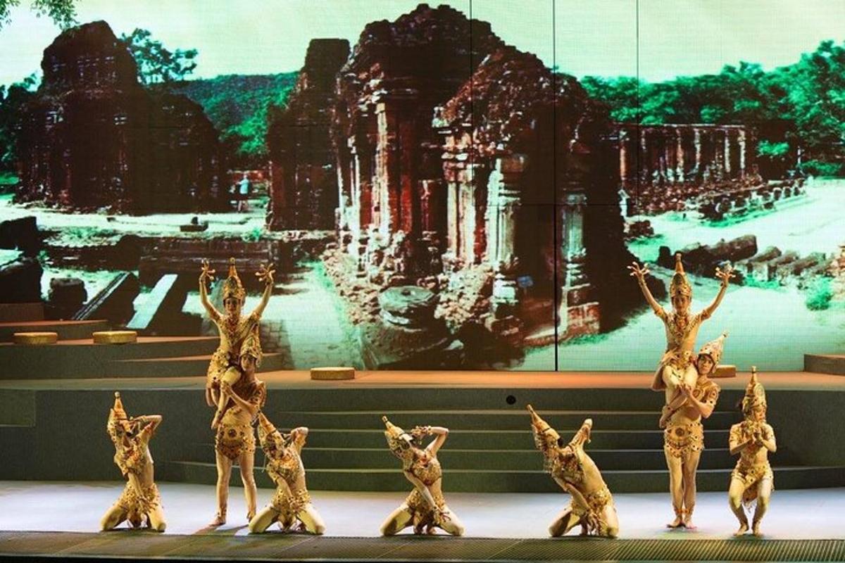 sekumpulan kucing berdiri di atas pentas dengan tangan di udara