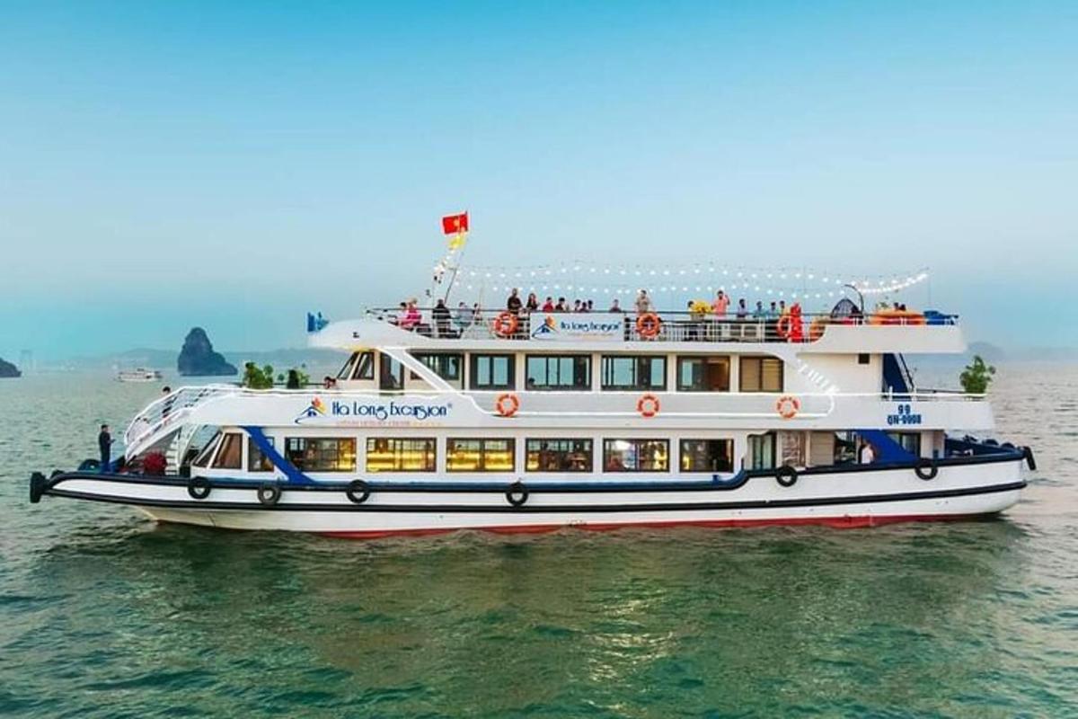 một chiếc thuyền có người trên đó ở dưới nước