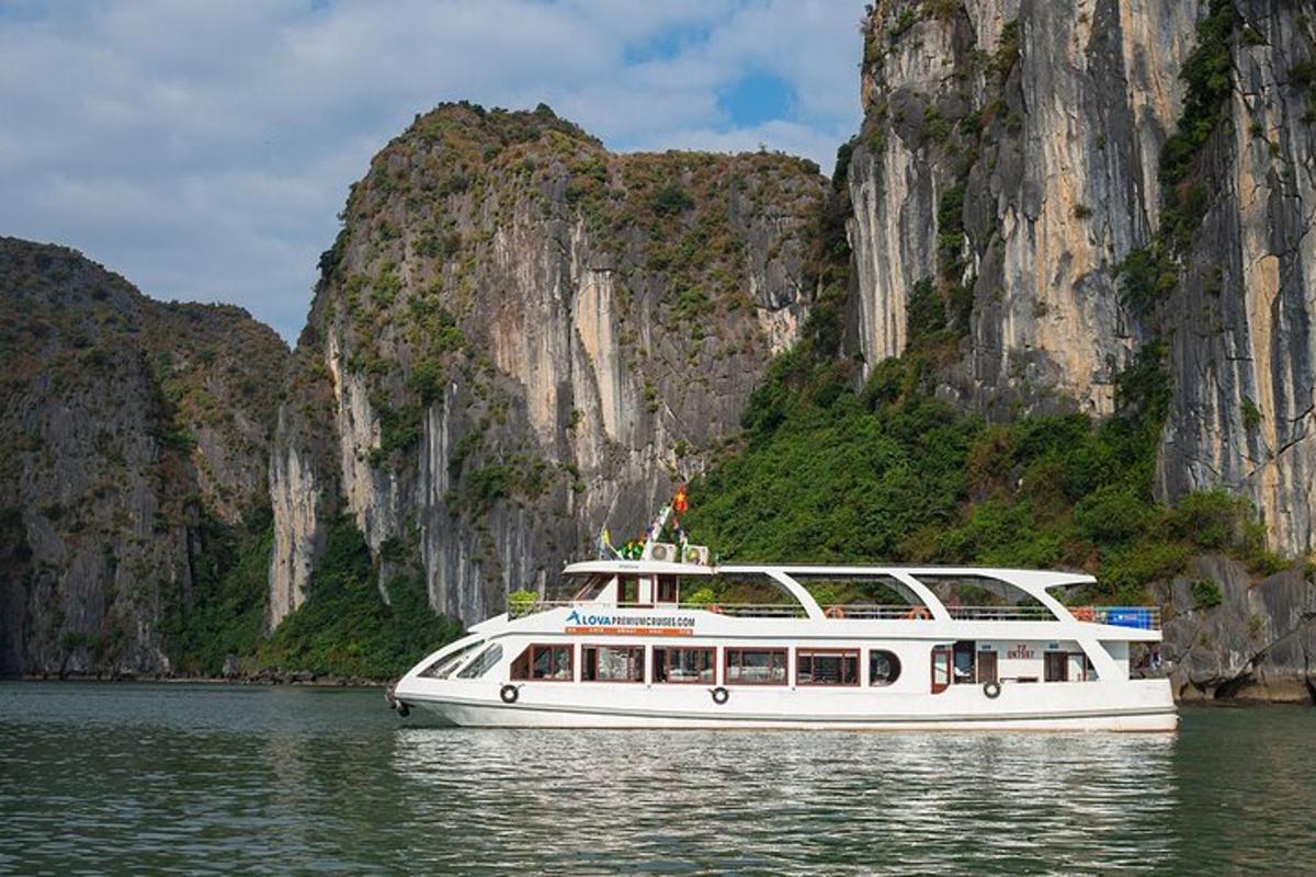 một chiếc thuyền trắng trên mặt nước trước một ngọn núi