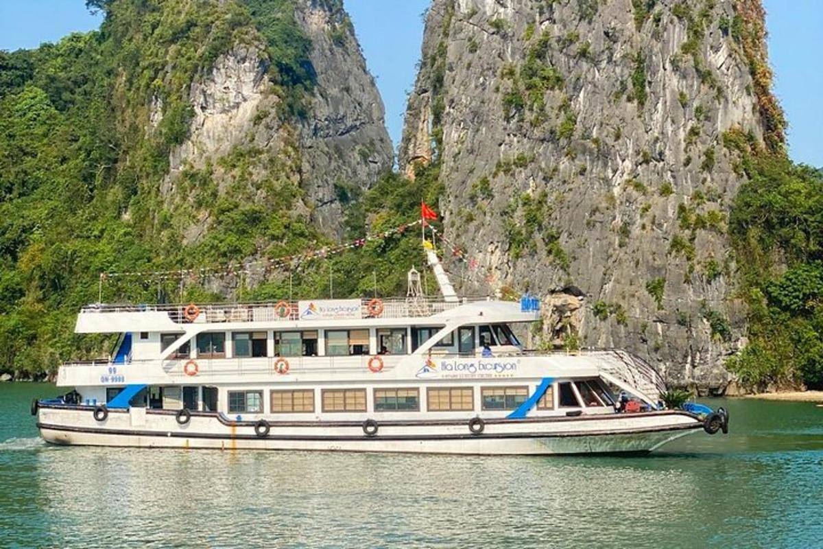 một chiếc thuyền trên mặt nước gần một ngọn núi