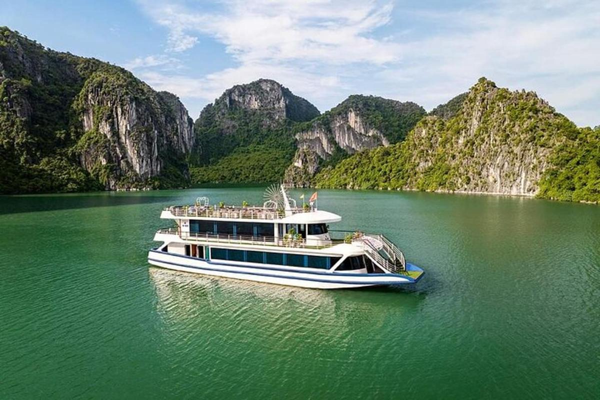 một chiếc thuyền trên mặt nước với những ngọn núi ở phía sau