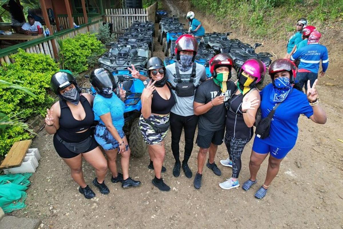 un gruppo di persone che posano per una foto con le loro biciclette