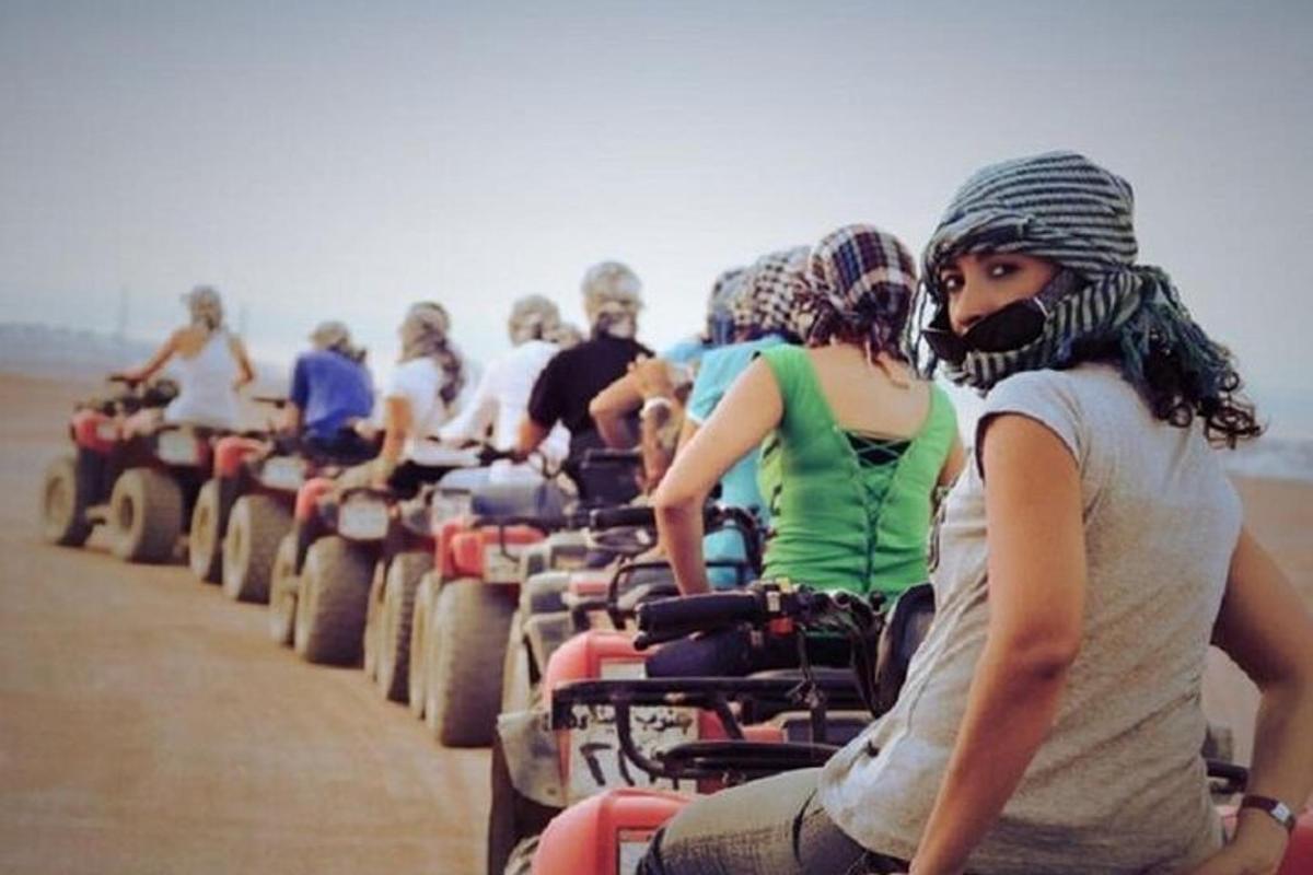 um grupo de pessoas andando de motocicleta por uma estrada