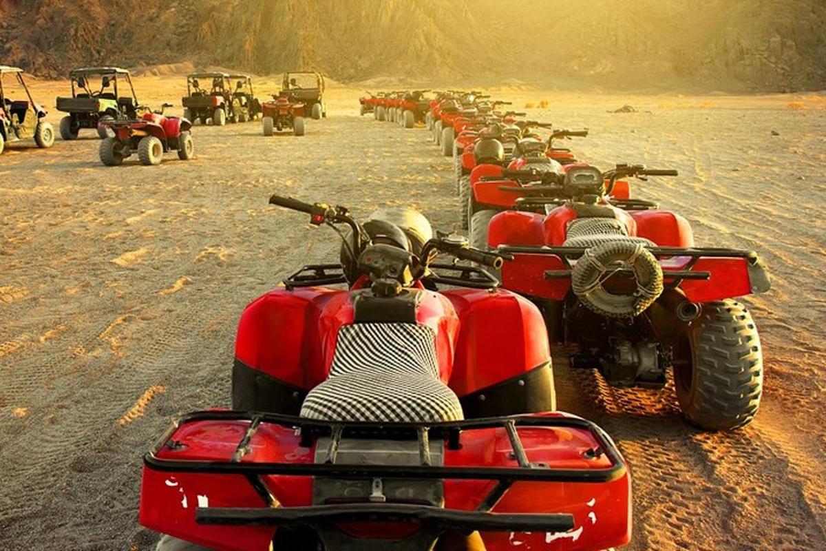 una fila de motocicletas estacionadas al costado de la carretera