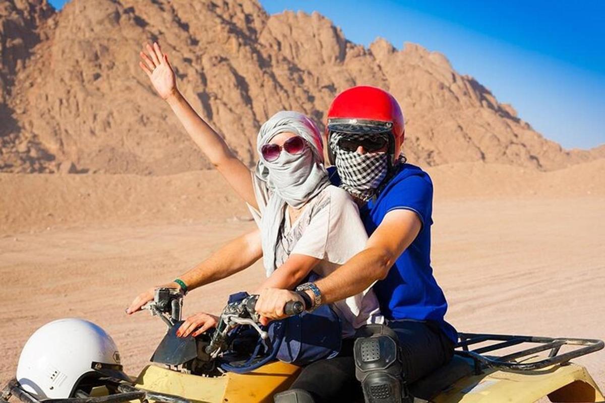 Dos personas viajando en una motocicleta en el desierto