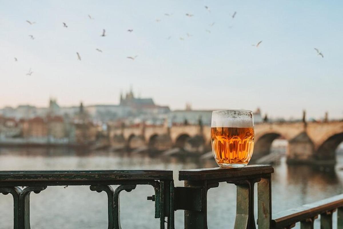 un bicchiere di birra appoggiato sulla ringhiera di un balcone