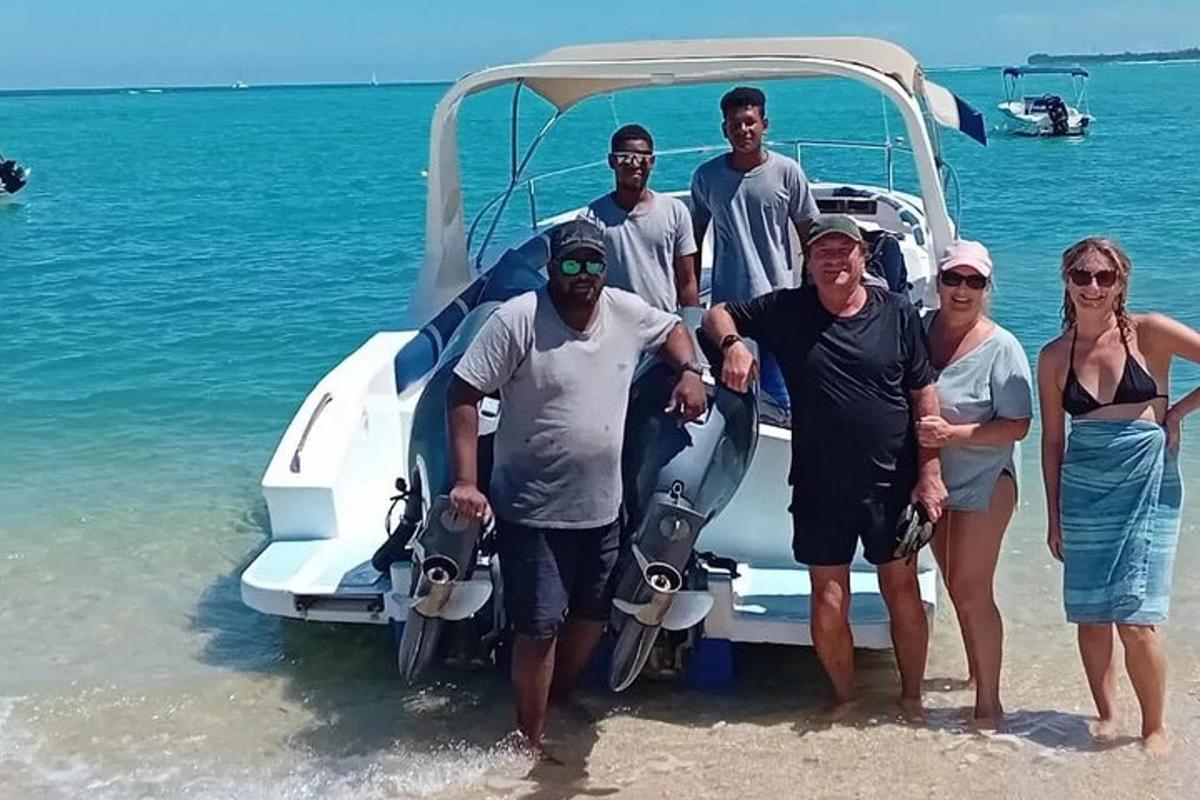 un gruppo di persone in piedi accanto a una barca in acqua