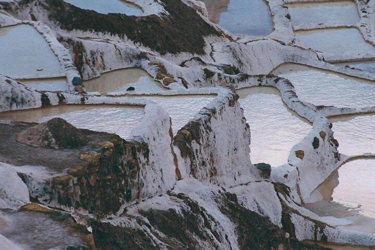 un vecchio muro di pietra con la neve sopra