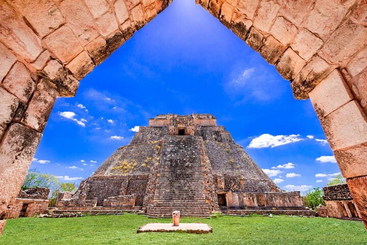 piramida di reruntuhan Maya Teotihuacan