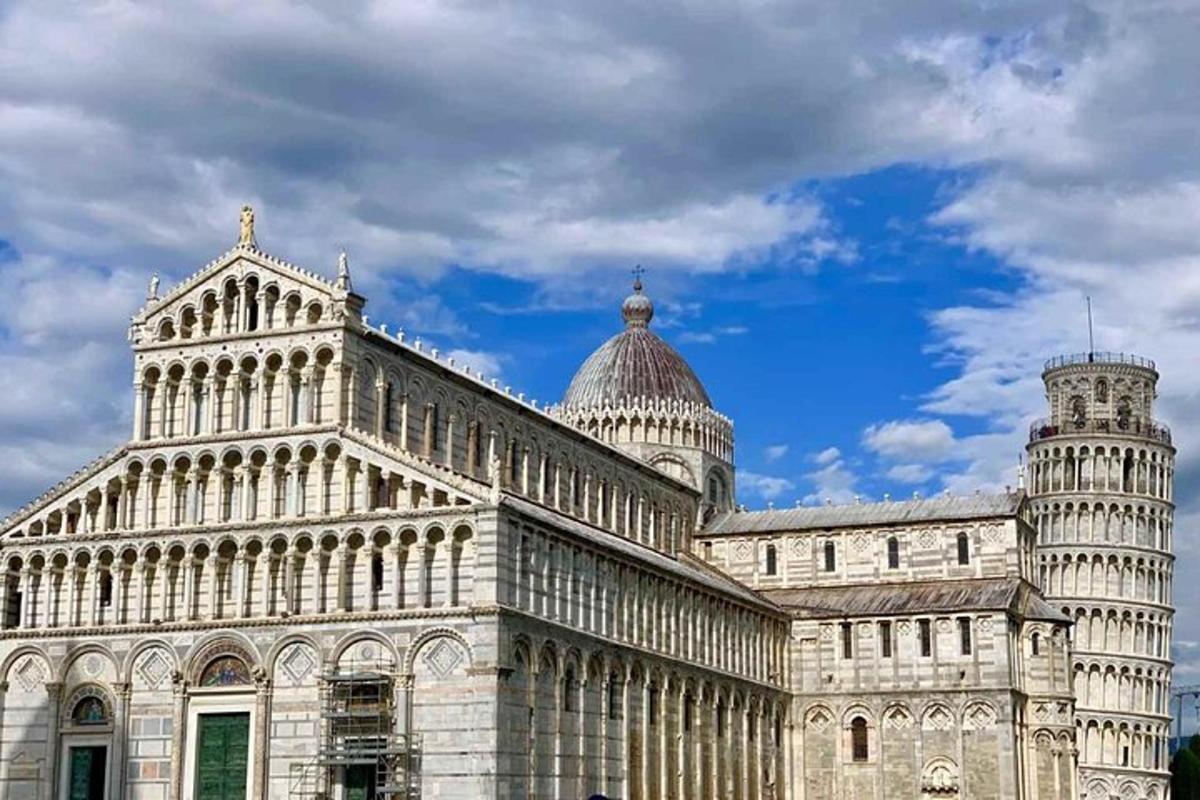 um grande edifício branco com uma catedral e uma cúpula