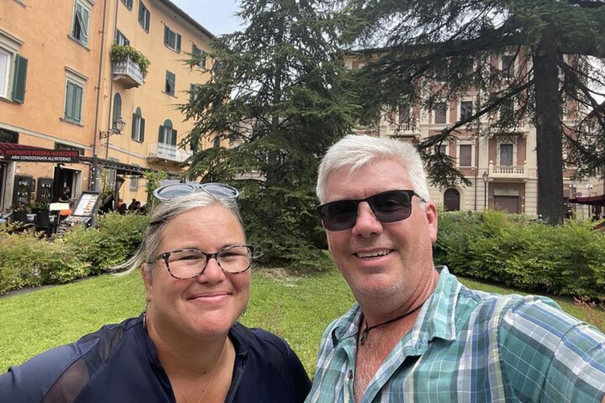 um homem e uma mulher posando para uma foto