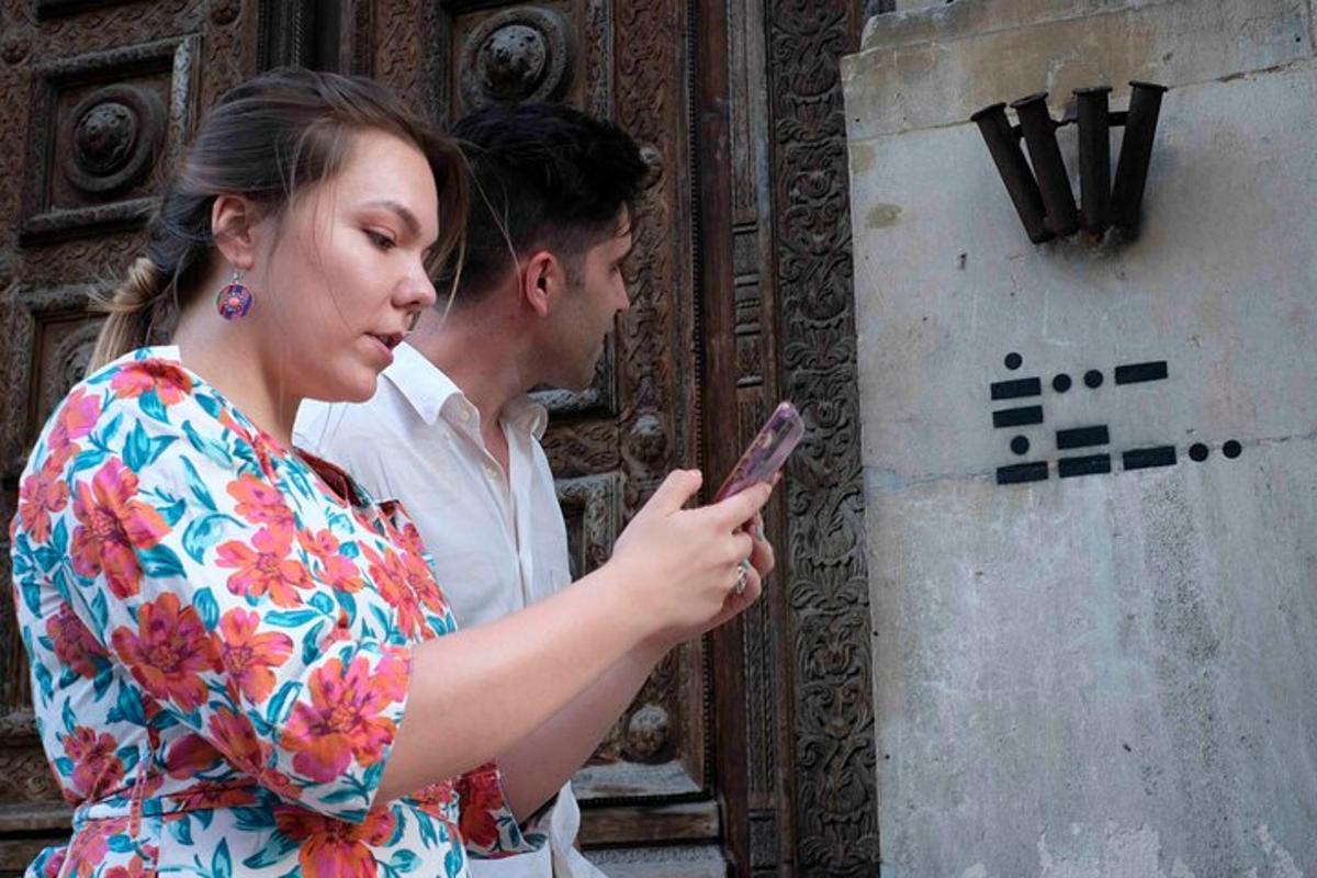 Un hombre y una mujer mirando un teléfono celular