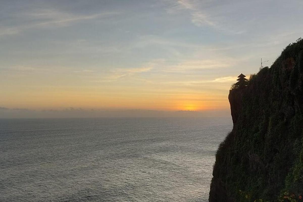 una posta de sol sobre l'oceà en un penya-segat